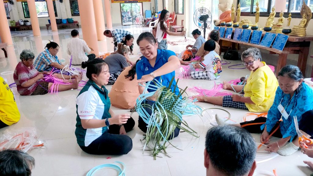 โครงการส่งเสริมบริการวิชาการและยกระดับภูมิปัญญาหัตถศิลป์สู่การสร้างมูลค่าเพิ่มจากการท่องเที่ยวเชิงวัฒนธรรม “อบรมเชิงปฏิบัติการจักสานกระเป๋าจากเส้นพลาสติก” ณ วัดประทานพร(ปากน้ำตะวันตก)