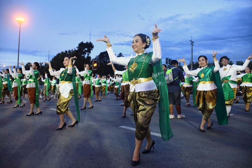 สำนักศิลปะฯ ร่วมรำถวายพระพุทธมหาธรรมราชา และร่วมเป็นทีมงานจัดแถวนางรำ บริเวณพุทธอุทยานเพชบุระ จังหวัดเพชรบูรณ์ เนื่องในประเพณีอุ้มพระดำน้ำ ประจำปี 2567