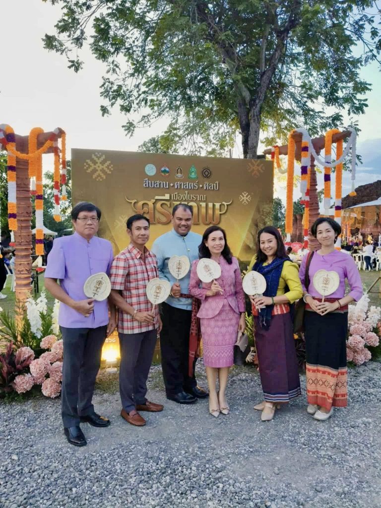 คณะผู้บริหาร เจ้าหน้าที่ เข้าร่วมแถลงข่าว กิจกรรม “สืบสาน ศาสตร์ ศิลป์ เมืองโบราณศรีเทพ” ณ โบราณสถานเขาคลังนอก อุทยานประวัติศาสตร์ศรีเทพ อำเภอศรีเทพ จังหวัดเพชรบูรณ์