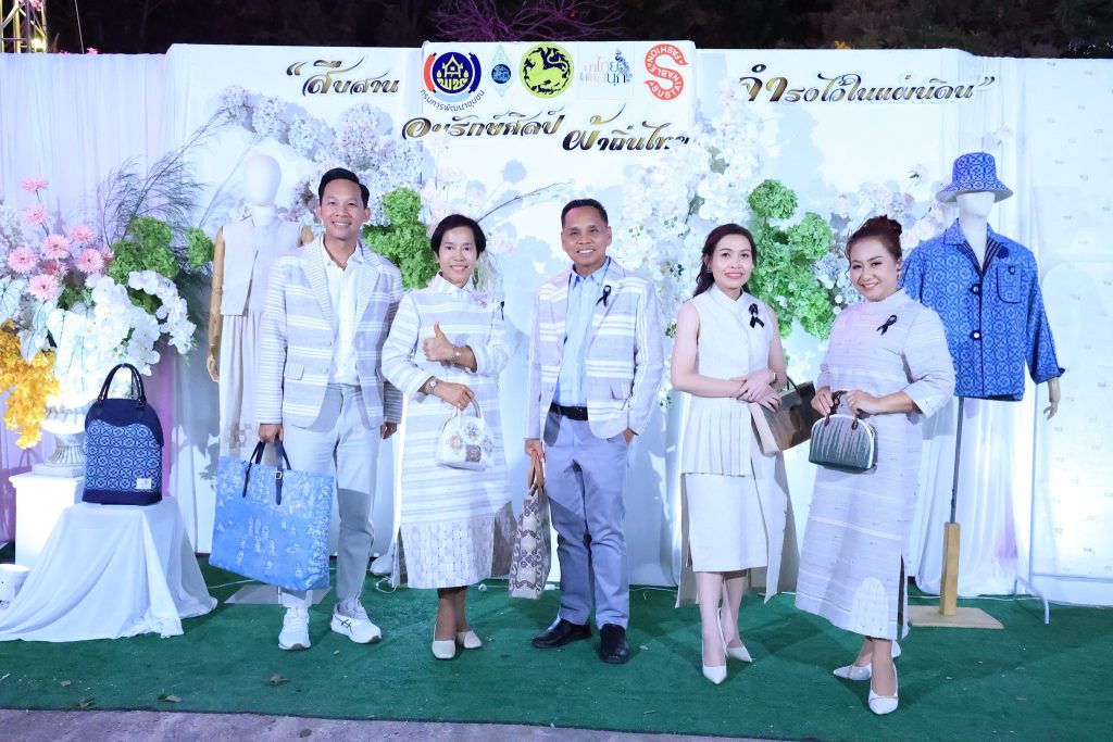 คณะผู้บริหารมหาวิทยาลัยราชภัฏเพชรบูรณ์ ร่วมเดินแบบผ้าไทย ในงานมะขามหวาน นครบาลเพชรบูรณ์ ประจำปี 2569