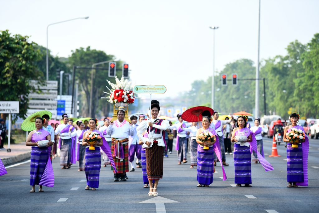 เข้าร่วมขบวนแห่สรงน้ำพระพุทธมหาธรรมราชา  ณ พุทธอุทยานเพชบุระ