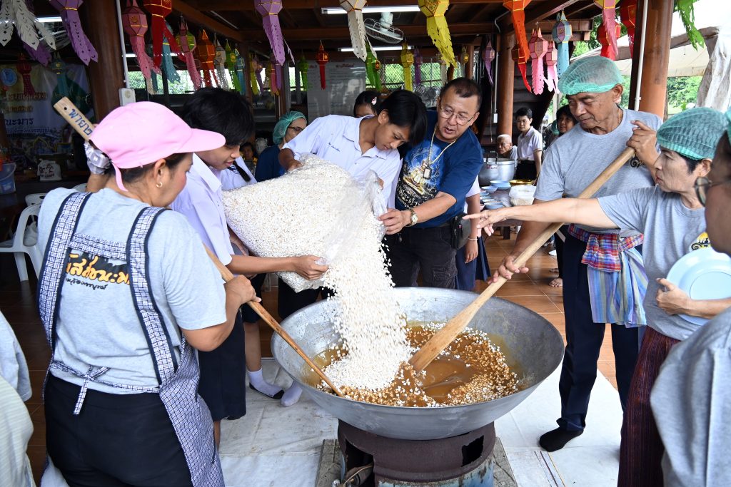 ร่วมกวนข้าวกระยาสารทมงคล วัดโบสถ์ชนะมาร